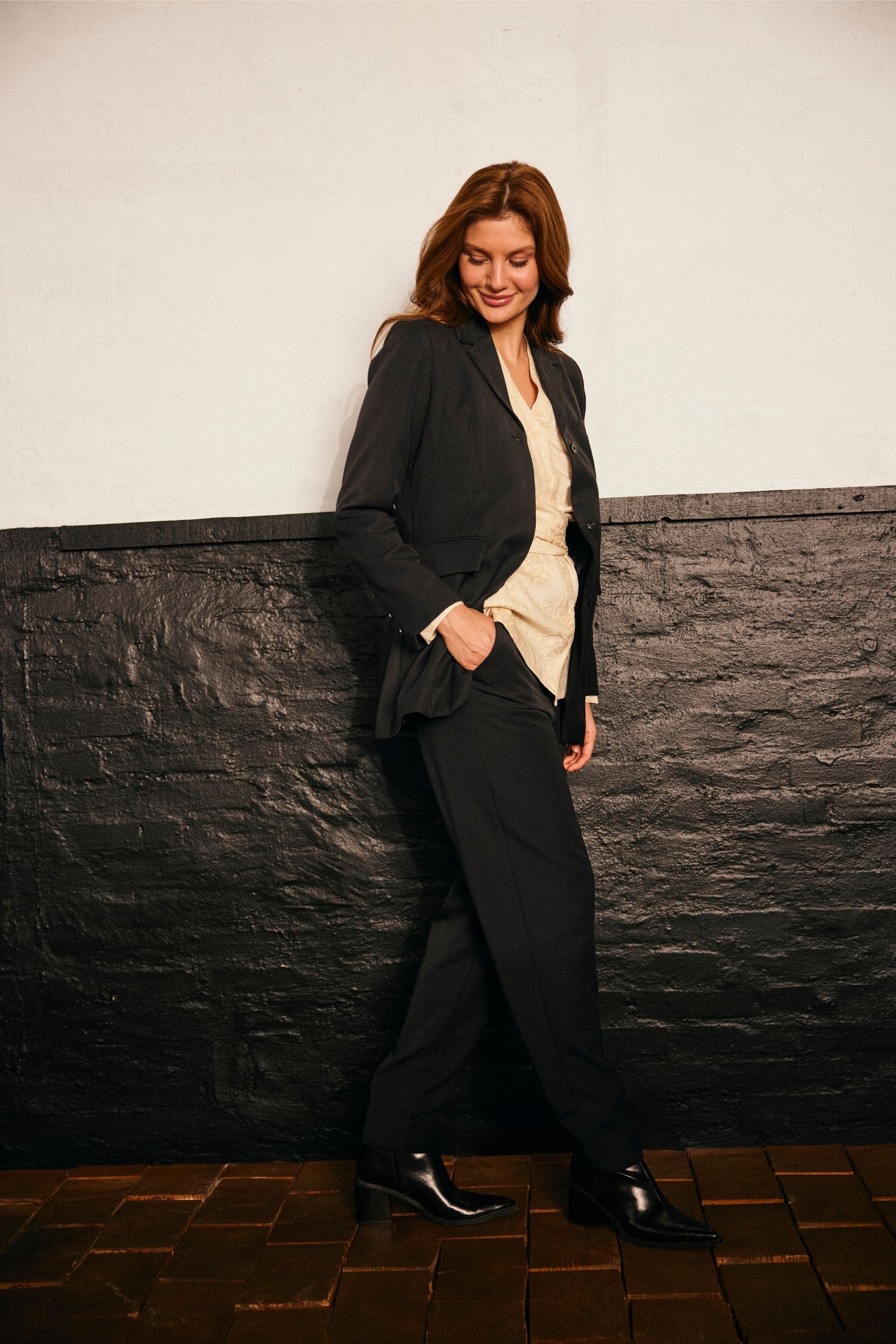 Anja 1, Black